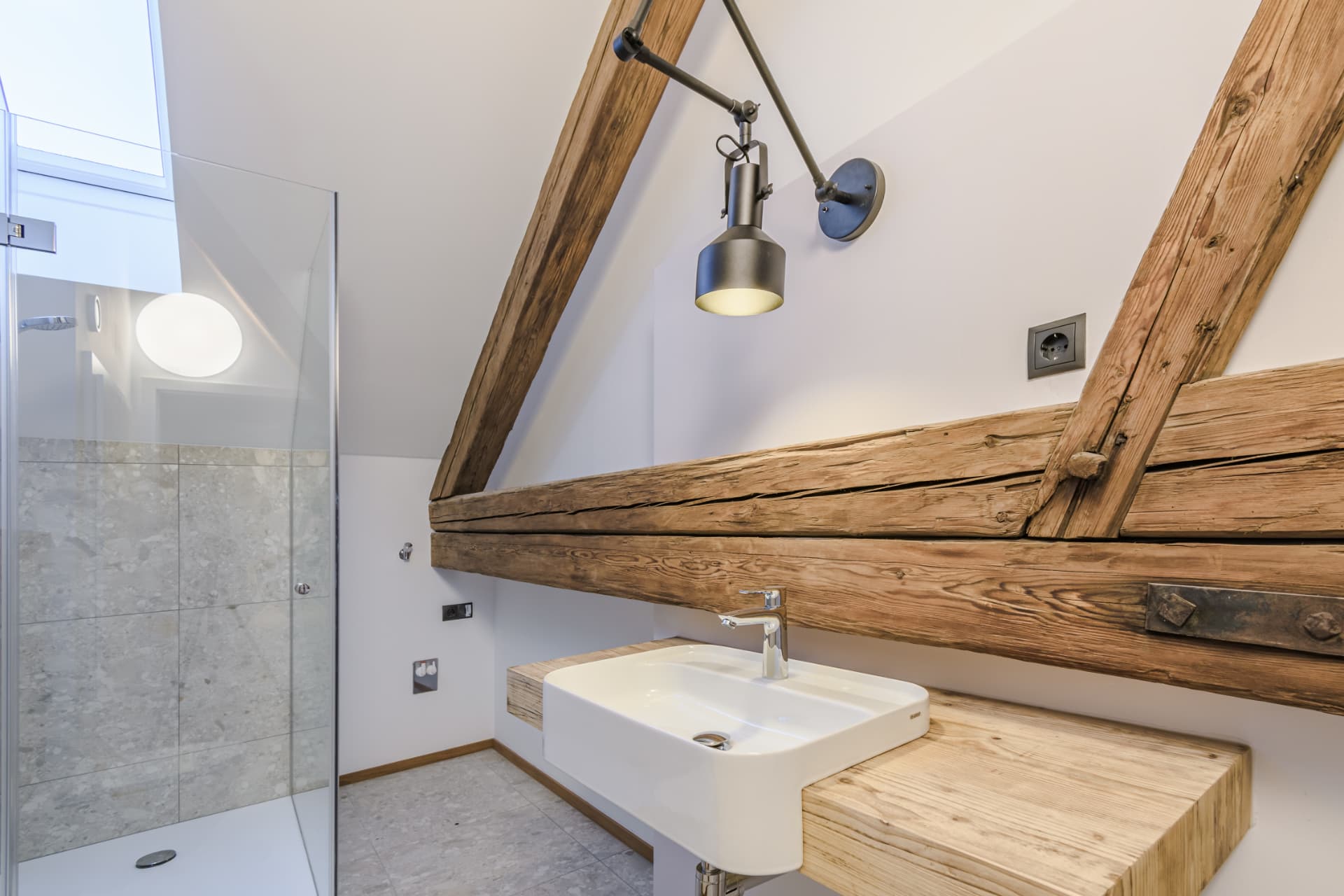 Badezimmer unter historischen Holzbalken