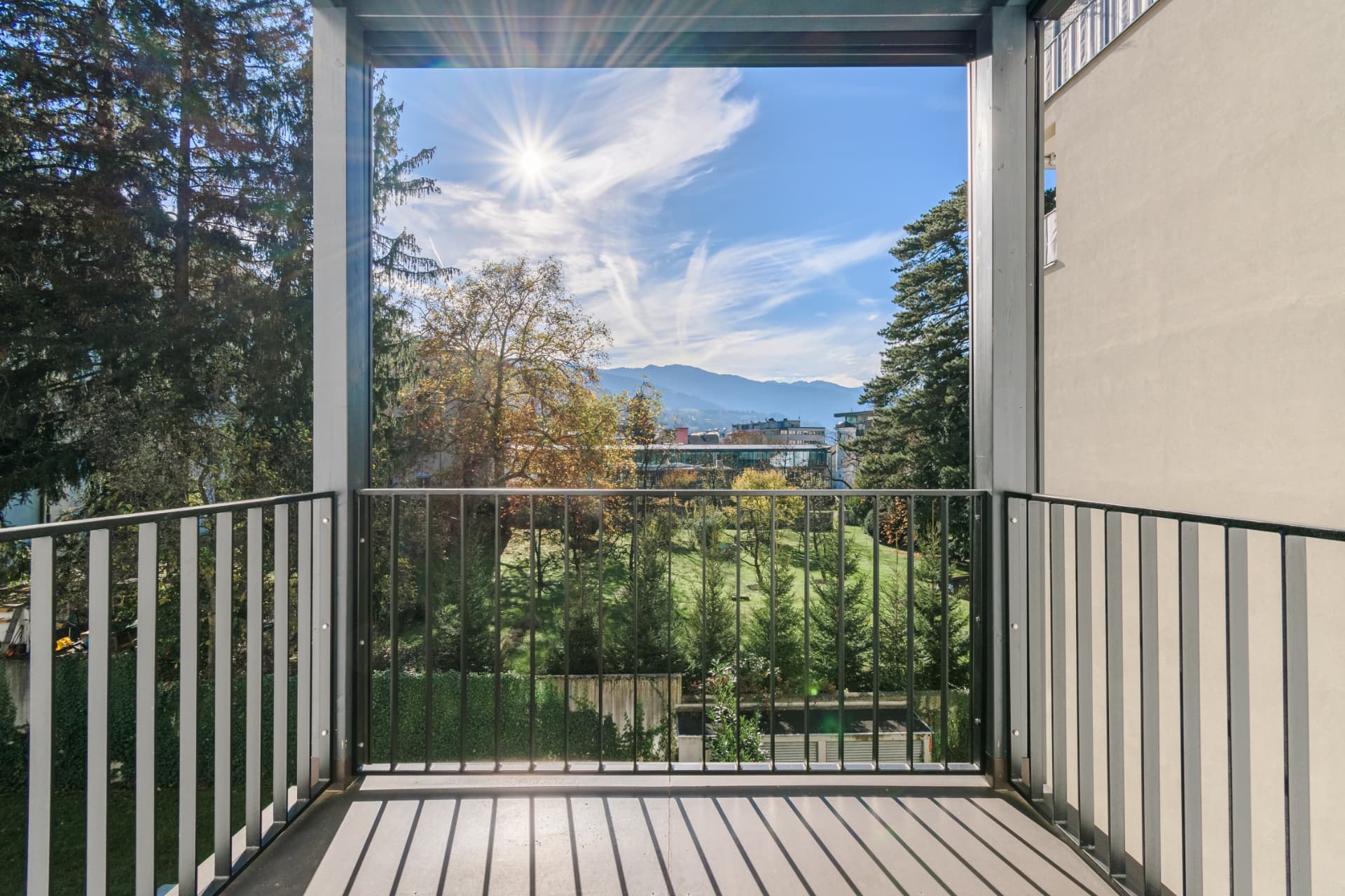 Balkon mit Blick auf Park und Berge